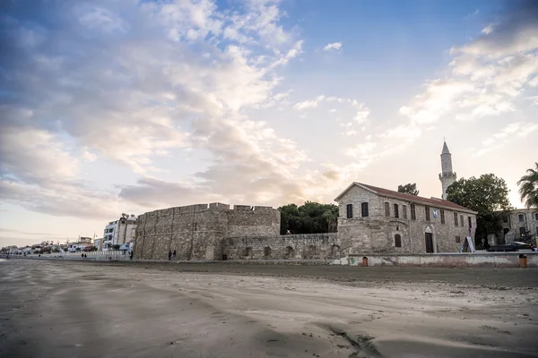 Belle vue sur le château et la plage de Larnaka — Photo