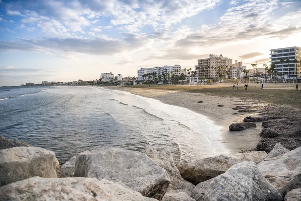 Hermosa vista del Castillo y la playa en Larnaka —  Fotos de Stock