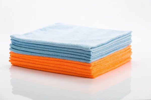 Limpeza de roupas em cores diferentes — Fotografia de Stock