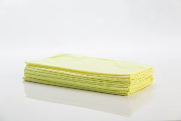 Roupas de limpeza amarelas isoladas em branco — Fotografia de Stock