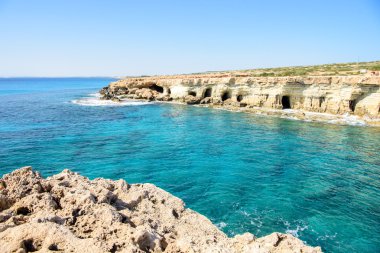Güzel kayalıklarla ve kemerler Aiya Napa, Kıbrıs