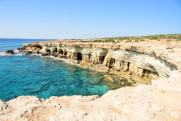 Vakre klipper og buer i Aiya Napa, Kypros – stockfoto