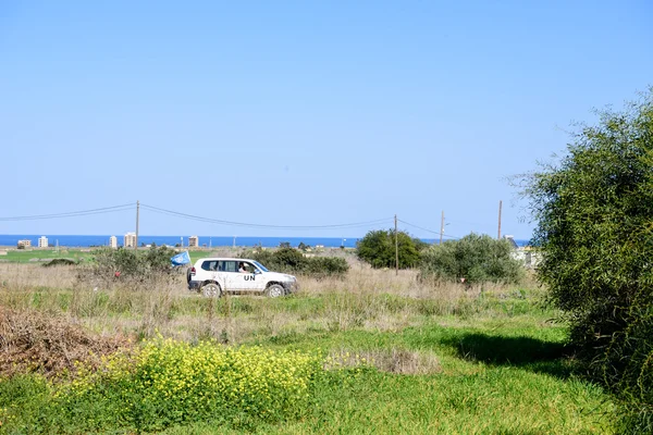 Spojených národ auto v nárazníkové zóně blízko Famagusta — Stock fotografie