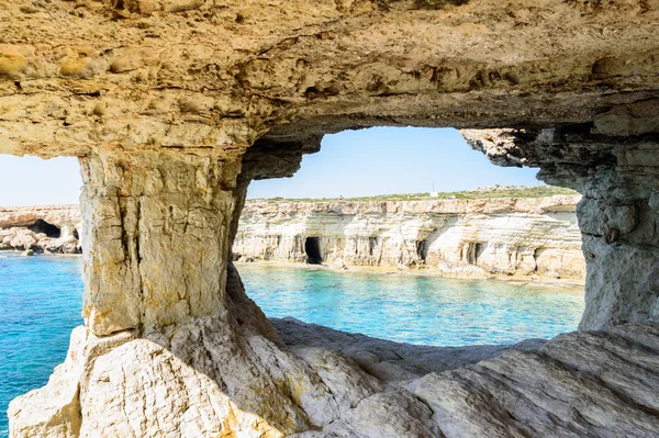 Красивые скалы и арки в Айя-Напе, Кипр — стоковое фото