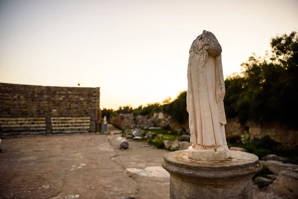 Monumento sem cabeça na antiga cidade de Salamis, Chipre . — Fotografia de Stock