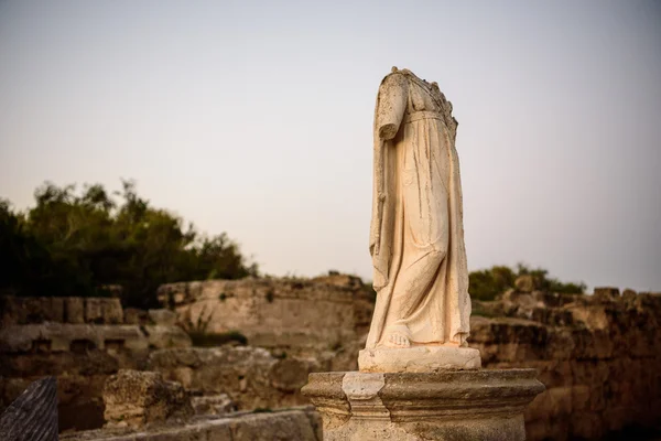 Monumento sem cabeça na antiga cidade de Salamis, Chipre . — Fotografia de Stock