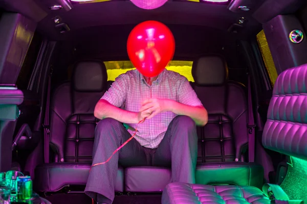 Mysteriöser Mann in einer Limousine — Stockfoto