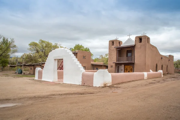 Igreja no Taos Pueblo dos Nativos Americanos, Novo México — Fotografia de Stock