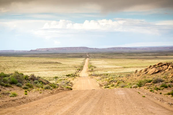 Longa, estrada de terra reta — Fotografia de Stock