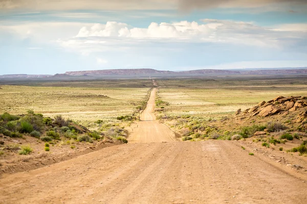 Camino de tierra largo y recto — Foto de Stock