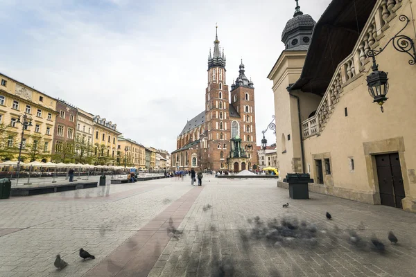 Tržní náměstí s historický kostel, Sukiennice v Krakow, Polsko — Stock fotografie