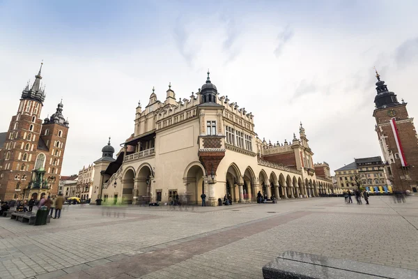 Praça do mercado com igreja histórica, salão de pano em Cracóvia, Polônia — Fotografia de Stock