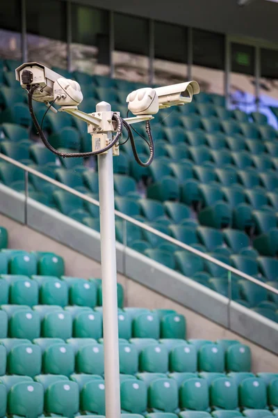 Câmeras de vigilância controlando estádio — Fotografia de Stock