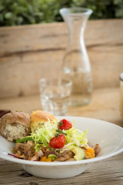 İki ekmek ile servis Tavuk salatası rulo