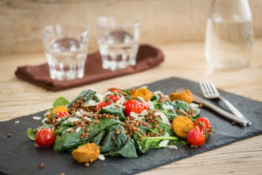 Lezzetli salata falafels, mercimek ve pişmiş domates ile