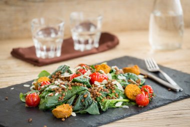 Lezzetli salata falafels, mercimek ve pişmiş domates ile