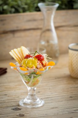 Elma ve mandarin eşliğinde lezzetli deniz ürünleri meze 