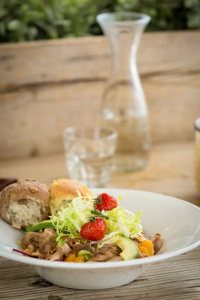 İki ekmek ile servis Tavuk salatası rulo