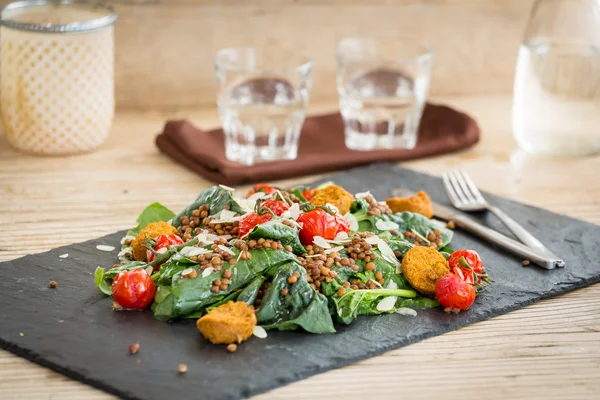 Deliziosa insalata con falafel, lenticchie e pomodoro al forno — Foto Stock