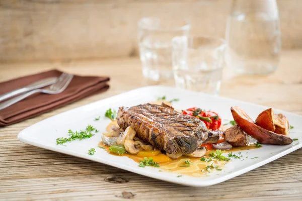 Deliziosa carne di manzo con patate dolci — Foto Stock