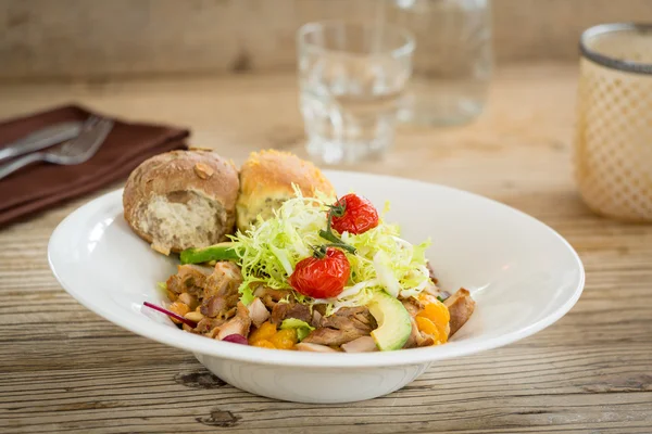 İki ekmek ile servis Tavuk salatası rulo