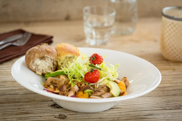 İki ekmek ile servis Tavuk salatası rulo