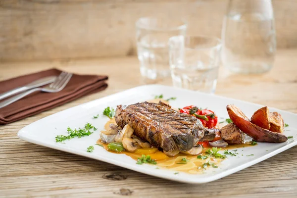 Deliziosa carne di manzo con patate dolci — Foto Stock