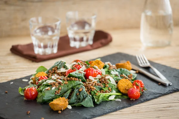 Heerlijke salade met falafels, linzen en gebakken tomaat — Stockfoto