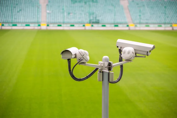 Überwachungskameras kontrollieren Sportplatz — Stockfoto