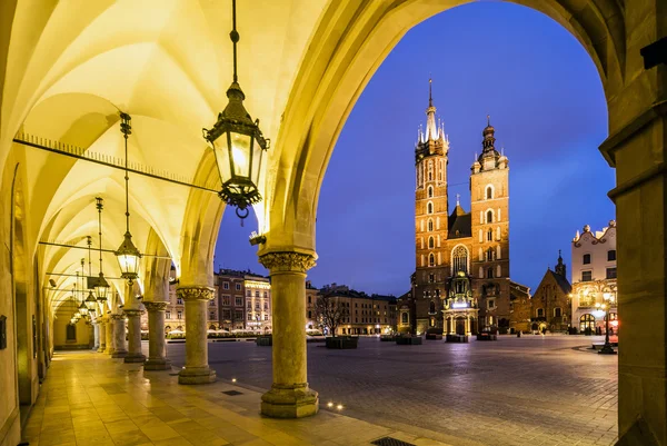 Krakau marktplein bij dageraad, Polen, Europa — Stockfoto