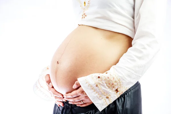 Terhes nő kezekkel a hasán — Stock Fotó