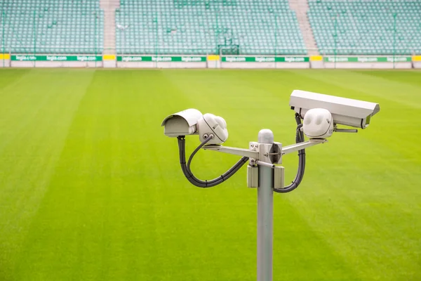 Térfigyelő kamerák kontrolling sport pálya — Stock Fotó