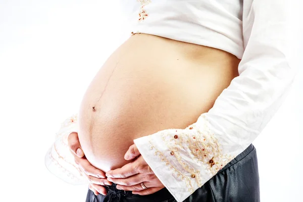 Terhes nő kezekkel a hasán — Stock Fotó
