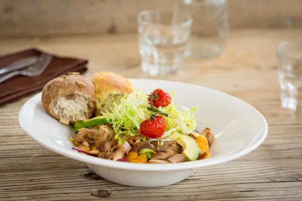 Ensalada de pollo servida con dos panecillos —  Fotos de Stock