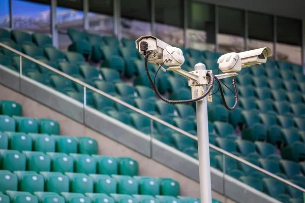 Câmeras de vigilância controlando estádio — Fotografia de Stock