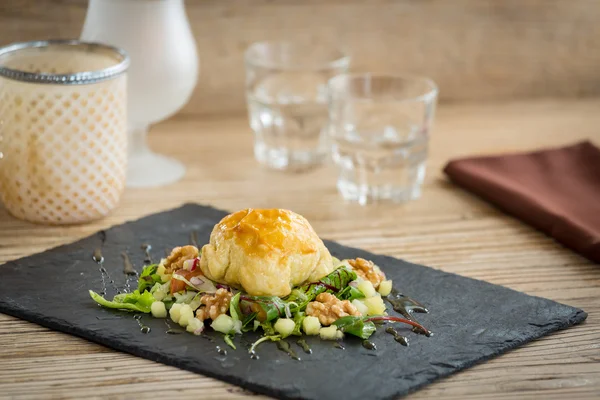 Deliziosa torta francese ripiena di formaggio di capra in insalata . — Foto Stock