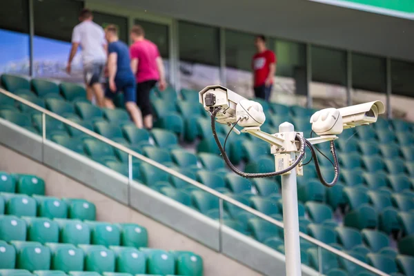 Câmeras de vigilância controlando estádio — Fotografia de Stock