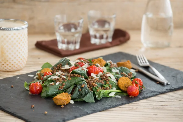 Lezzetli salata falafels, mercimek ve pişmiş domates ile