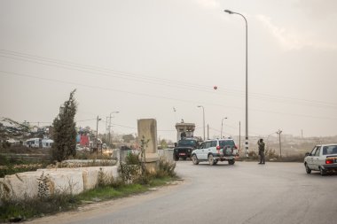 İsrail Askerleri Filistinli kontrol