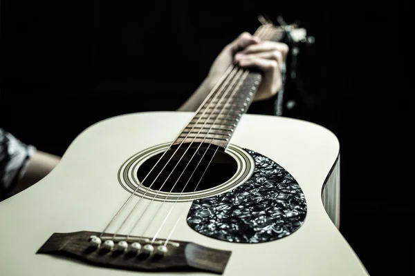 Guitarra acústica hermosa —  Fotos de Stock