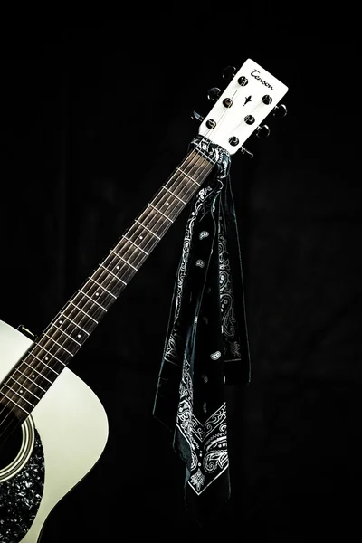 Bela guitarra acústica — Fotografia de Stock