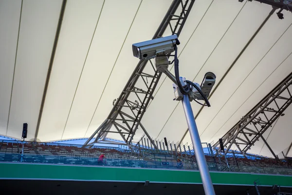 Câmeras de vigilância controlando o campo de jogo e tribunos — Fotografia de Stock