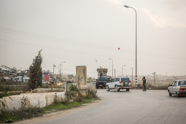Израильские солдаты проверяют палестинцев
