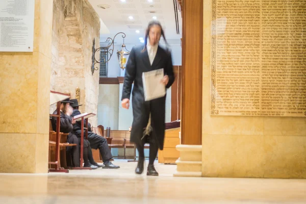 Orthodoxe Joden in de synagoge van Rachel's graf — Stockfoto