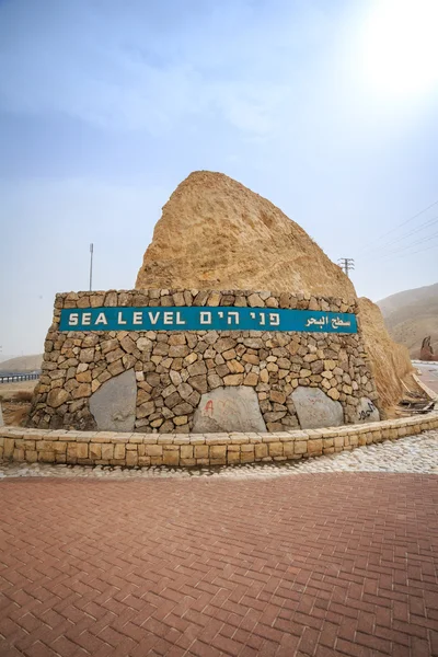 Знак уровня моря приближается Мертвое море, Израиль — стоковое фото