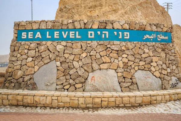 Deniz seviyesinden işareti yaklaşırken Dead Sea, Israel — Stok fotoğraf