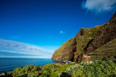 Madeira Sahili - Portekizce adanın batı kesiminde uçurumlarda.