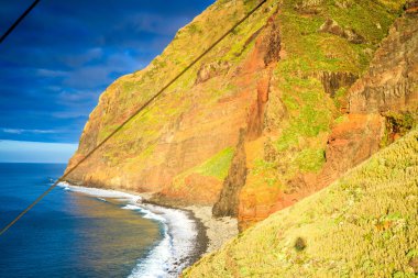Teleferik Achadas da Cruz, Madeira tarafından iniyor