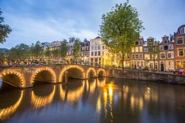 Amsterdam kanalda şirin evler