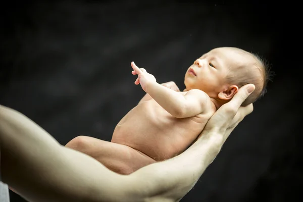 그의 아버지의 손에서 휴식 하는 유아 — 스톡 사진